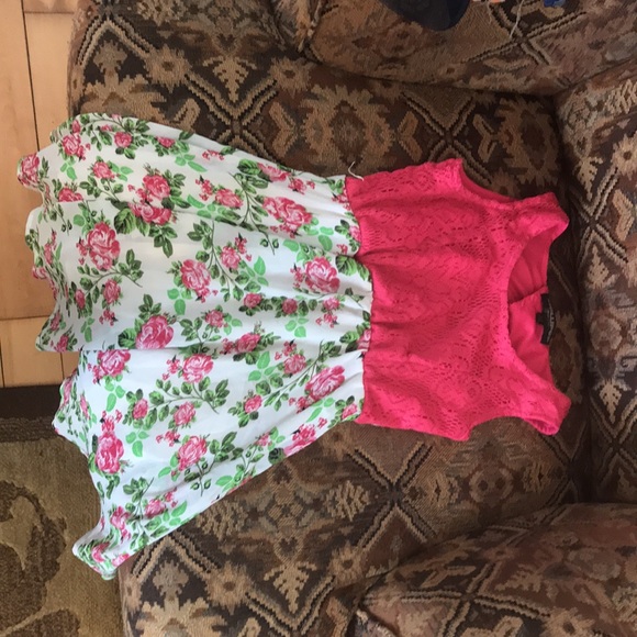 Selling this pink and green flower dress - Picture 2 of 4